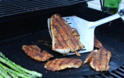 Grillight Giant Spatula And Light -Bbq Discount Store Giant Spatula with food 2 08970.1687022584.1500.1500